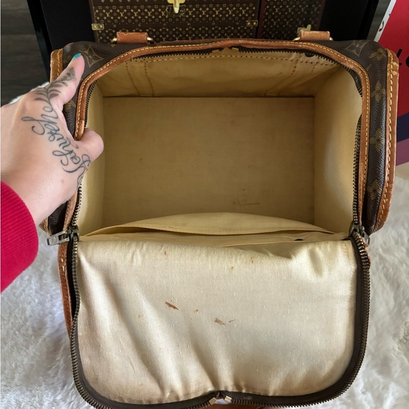 Louis Vuitton - Picture 15 of 16